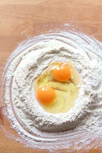 Le nostre uova provengono da allevamenti a gestione diretta, dove poniamo la massima attenzione al benessere degli animali e alla qualità del prodotto. Le galline sono allevate in ambienti ampi e naturali, nutrite con mangimi sani e controllati, per garantire uova fresche, nutrienti e dal sapore autentico. Questo ci permette di offrire un prodotto tracciabile, genuino e rispettoso dell’ambiente, perfetto per chi cerca qualità e sostenibilità in ogni scelta alimentare.