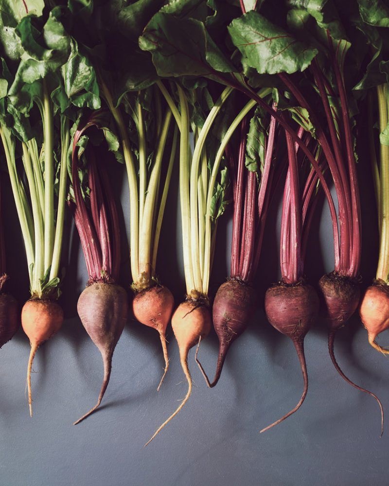 Questa è la materia prima , che trasformiamo in barbabietola liofilizzata attraverso dei processi , e così otteniamo il colore rosso alle nostre “bandierine”